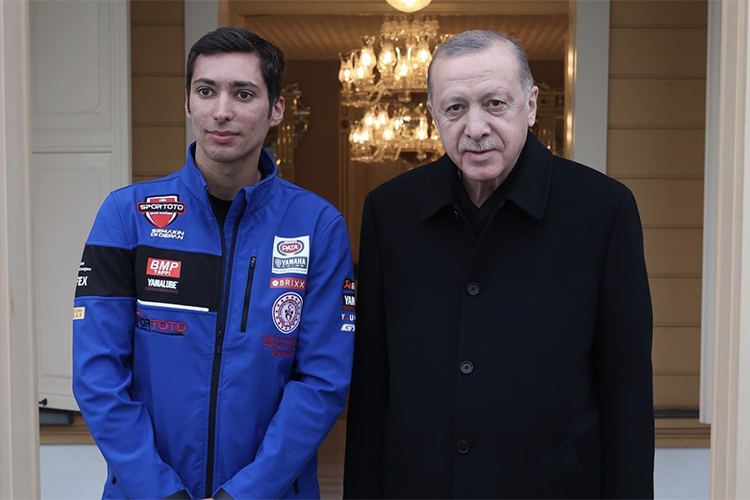 Toprak Razgatlioglu (li.) mit dem türkischen Präsidenten Erdogan