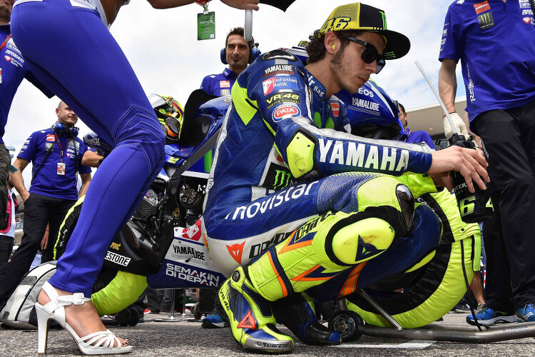 Valentino Rossi neben seiner Yamaha M1