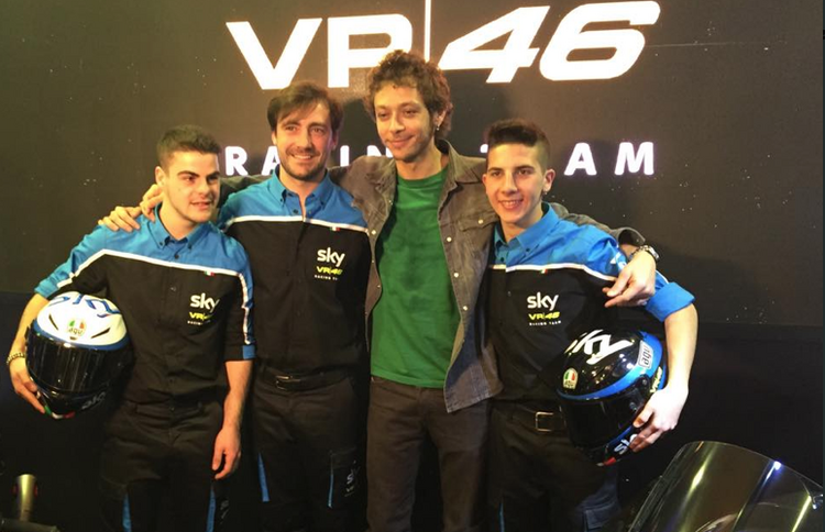 Romano Fenati, Teamchef Pablo Nieto, Besitzer Valentino Rossi und Rookie Andrea Migno