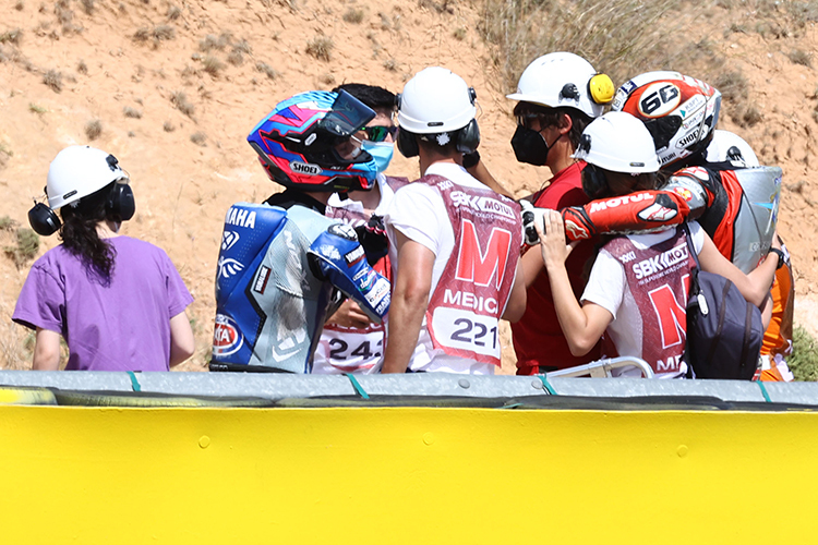 Nach dem Crash in Aragon: Jules Cluzel (li.) mit Niki Tuuli