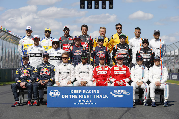 Die Fahrer in Australien beim Gruppenfoto: Das FIA-Motto passt hervorragend zu ihrem Brief