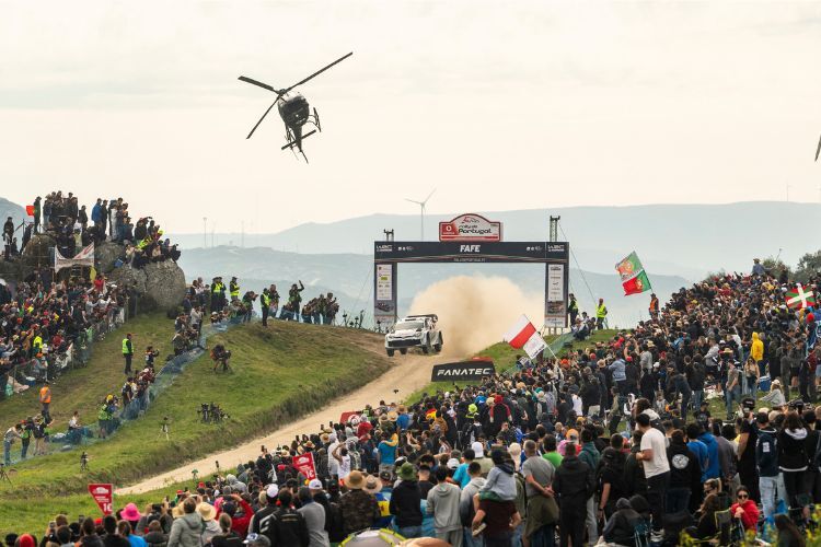 Spektakuläre Bilder generiert jedes Jahr der Schotterklassiker Portugal: Hier mit Sebastien Ogier in Aktion