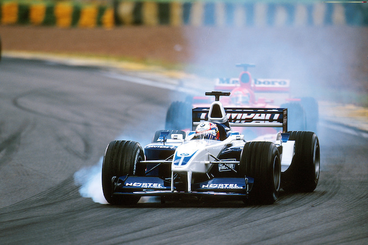 Juan Pablo Montoya gegen Michael Schumacher 2001 in Brasilien