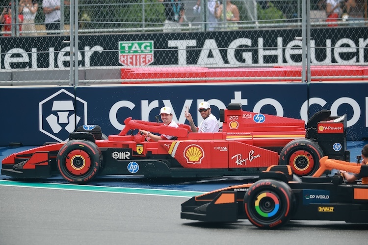 Die Spielzeug-Autos haben echte Pirelli-Reifen aufgeschnallt