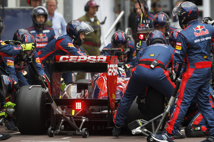 Teammitglieder von Toro Rosso beim Boxenstopp