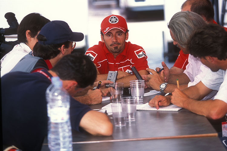 Max Biaggi 2001 nach dem Barcelona-Rennen im Gespräch mit Journalisten