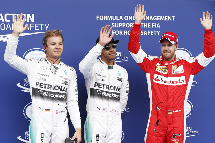 Sebastian Vettel mit den beiden Silberpfeilpiloten Rosberg und Hamilton