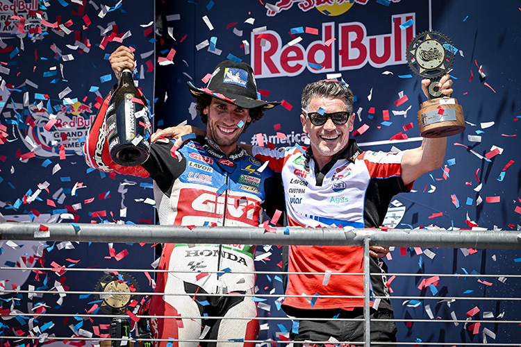 Beim Texas-GP 2023: Sieger Alex Rins mit Lucio Cecchinello