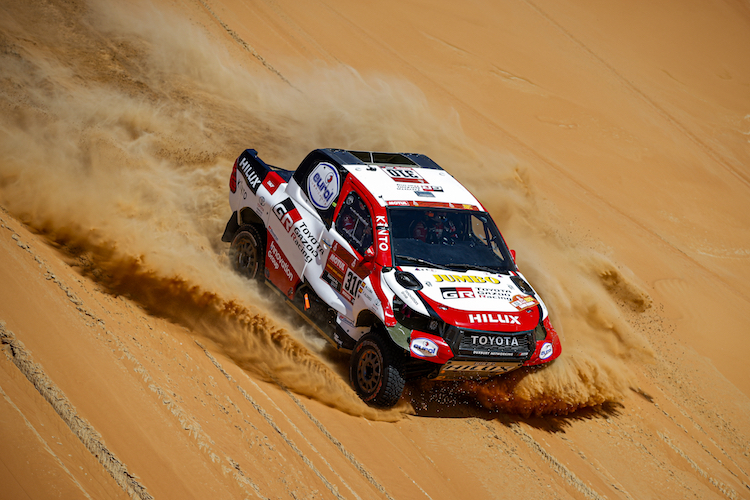 Der zweifache Formel-1-Weltmeister fühlt sich auch auf Sand pudelwohl