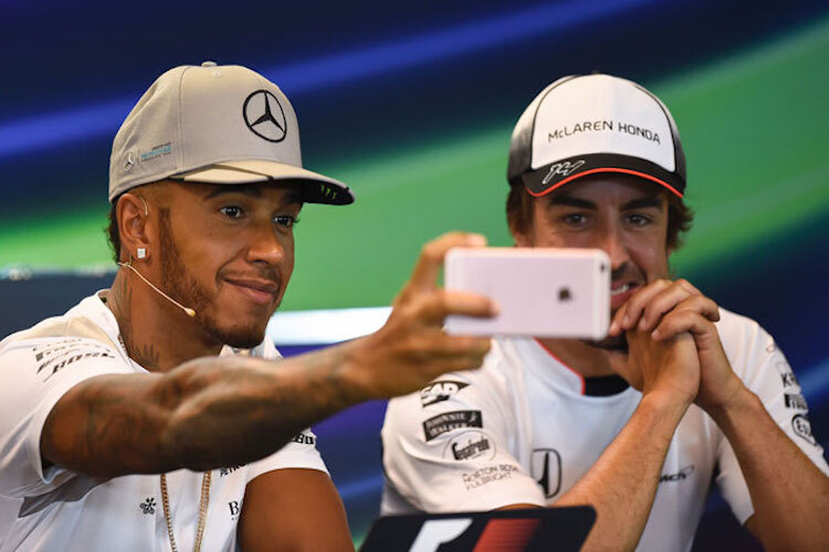 Lewis Hamilton mit seinem Handy