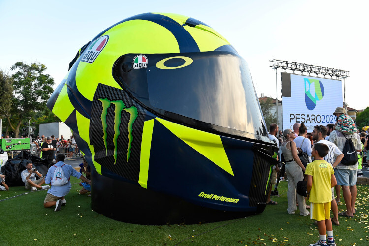 Der Rossi-Helm war auf Anhieb ein beliebtes Fotomotiv