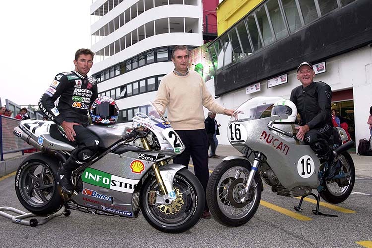 Imola 2001: Troy Bayliss, Dr. Claudio Costa und Paul Smart mit der Sieger-Ducati von 1972