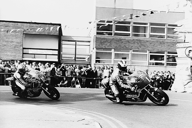 TT 1977: Phil Read auf der Britain Racing Team-Honda vor Mike Hailwood (Ducati)