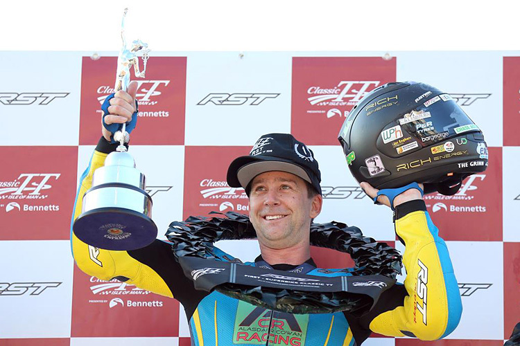 Der Australier David Johnson freut sich über seinen Sieg bei der Superbike Classic-TT