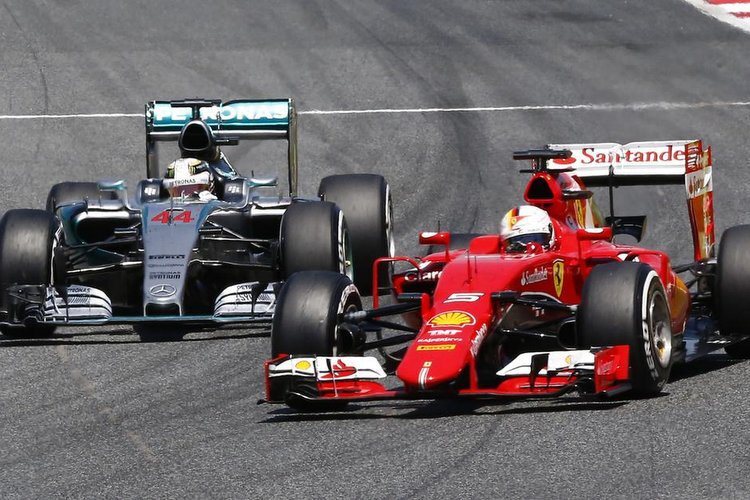 Sebastian Vettel (Ferrari) in Spanien vor Lewis Hamilton (Mercedes)
