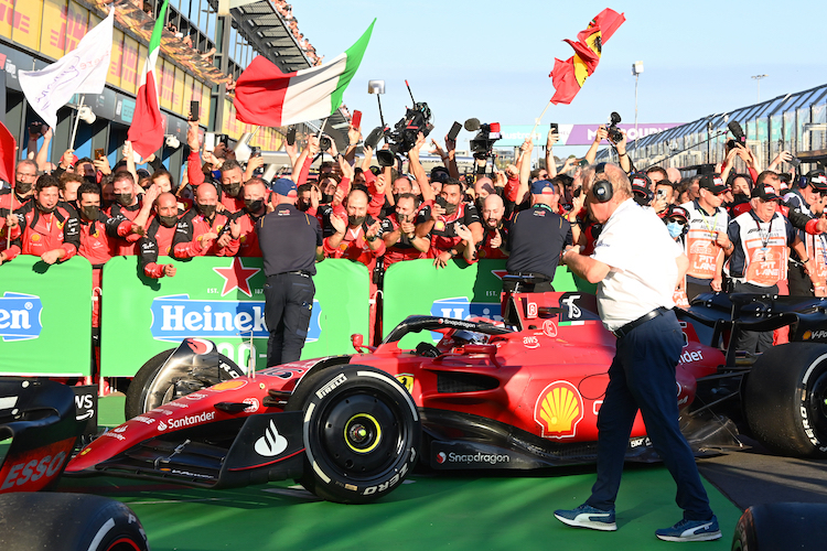 Charles Leclerc wird von den Ferrari-Mechanikern gefeiert
