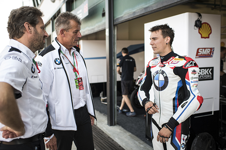 Markus Reiterberger (re.) mit BMW-Chef Dr. Schramm (Mitte) und Rennchef Bongers