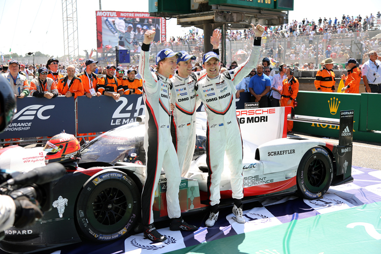 Sieg bei den 24h von Le Mans: Brendon Hartley, Timo Bernhard und Earl Bamber (v.li.)