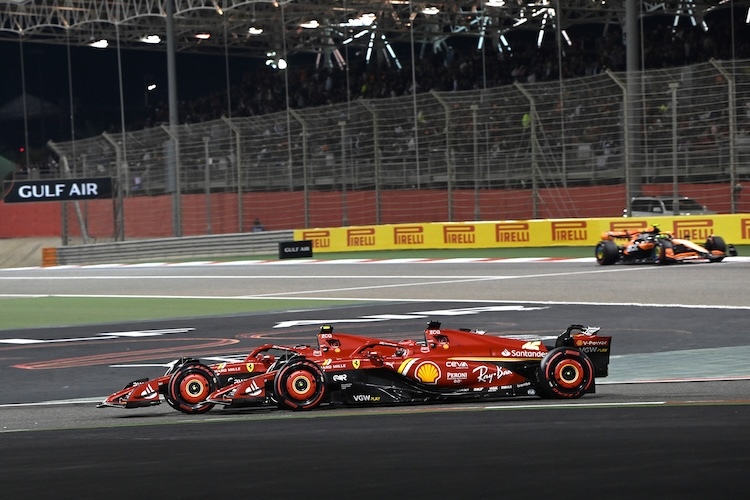 Ferrari gegen Ferrari: Carlos Sainz (hinten) gegen Charles Leclerc in Bahrain
