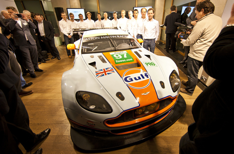 Aston Martin Vantage und Fahrer 2013