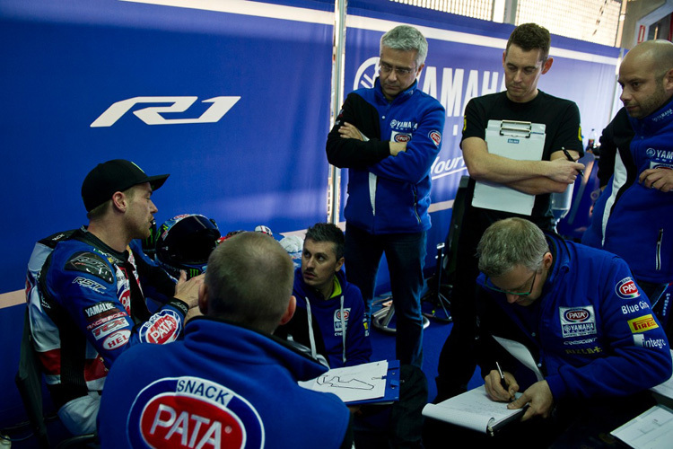 In der Mitte: Yamaha-Rennchef Andrea Dosoli