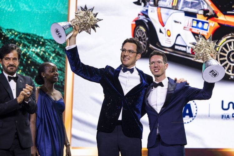 Thierry Neuville und Martijn Wydaeghe: In Ruanda jetzt offiziell die Trophäe für den Rallye-Weltmeisterschaftstitel 2024 bekommen