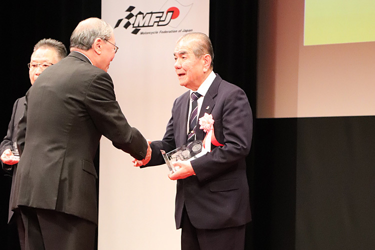 Mitsuo Itoh bei der Aufnahme in die Motorcycle Sport Hall of Fame Japans