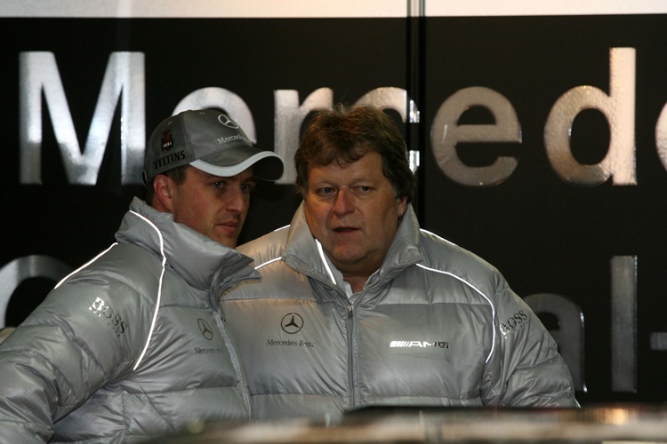 Norbert Haug ist 2010 Chef von beiden Schumachers, hier mit Ralf