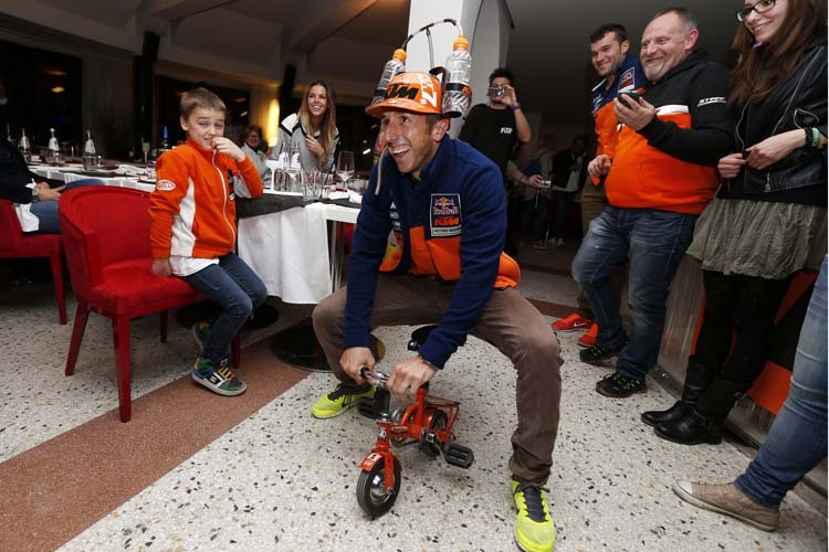 Ein Kinderspiel: GP-Sieger Tony Cairoli bei einem KTM-Event vor dem Rennen