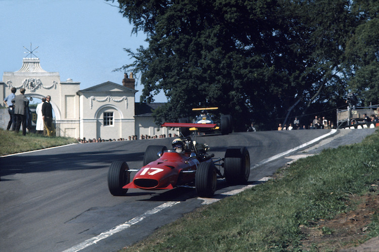 Der Engländer Derek Bell bewegt beim nicht zur Formel-1-Rennen zählenden Gold Cup des Jahres 1968 in Oulton Park einen Ferrari 312