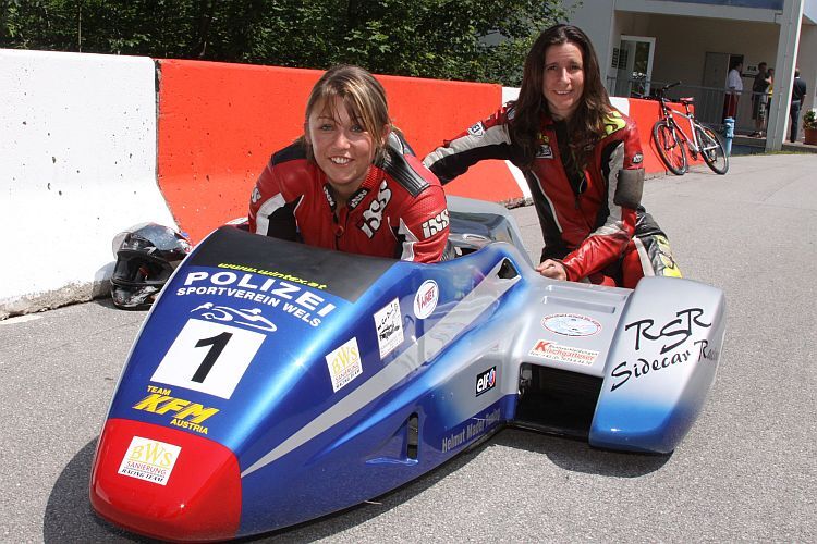 Sophia Kirchhofer und Anna Burkart mit dem Junior Sidecar.