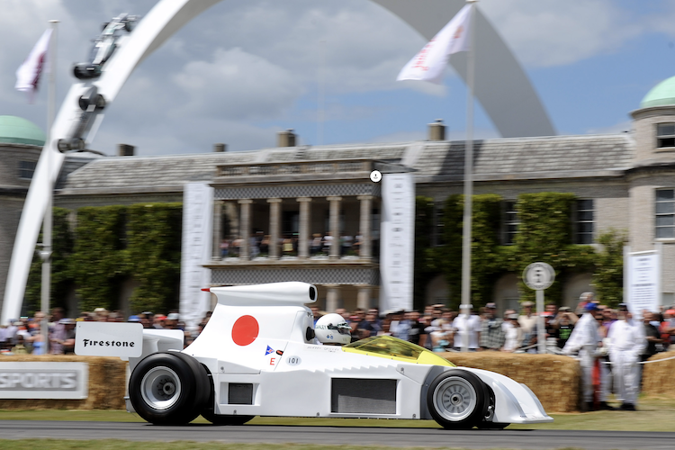 Howden Ganley mit dem Maki-Rennwagen in Goodwood