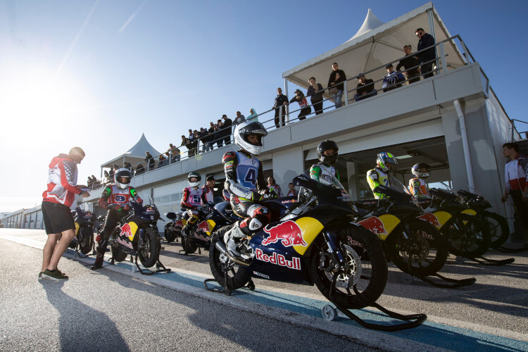 Die Teilnehmer des Red Bull MotoGP Rookies Cup 2020 müssen sich gedulden
