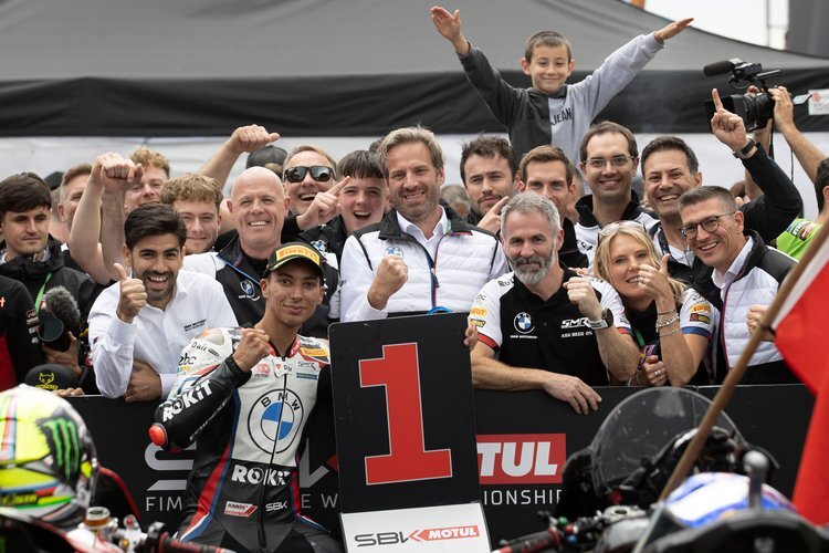 BMW-Goldjunge Toprak Razgatlioglu und sein ROKiT-Team