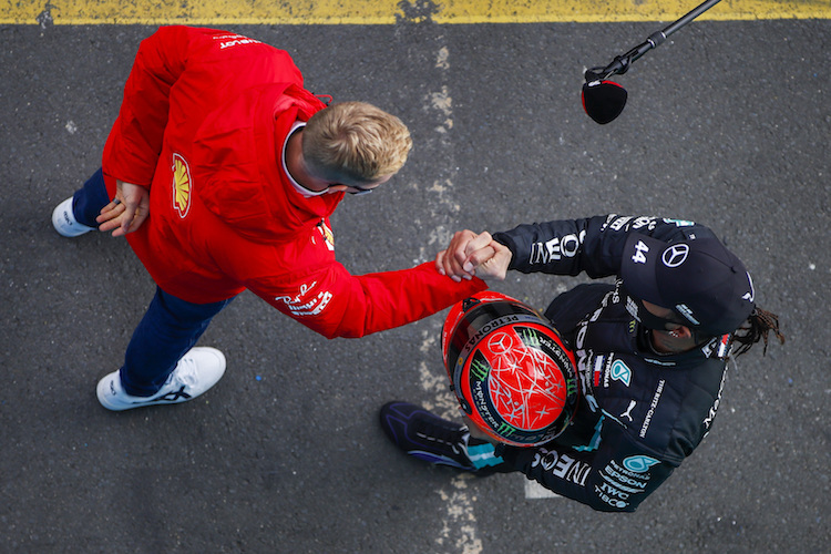Ein Schumi-Helm aus den Händen von Mick Schumacher für Lewis Hamilton