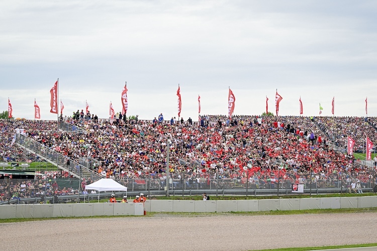 Ducati-Fantribüne beim Deutschland-GP auf dem Sachsenring