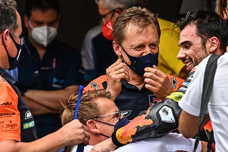 Jubel bei KTM: Pit Beirer und Mike Leitner mit Sieger Oliveira