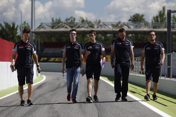 Daniil Kvyat (Zweiter von links) bei der Pistenbesichtigung mit seinen Toro-Rosso-Ingenieuren