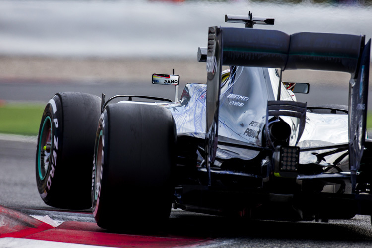 Neuer Heckflügel am Silberpfeil von Lewis Hamilton