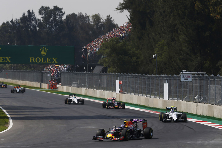 Max Verstappen hinter Daniel Ricciardo und Valtteri Bottas