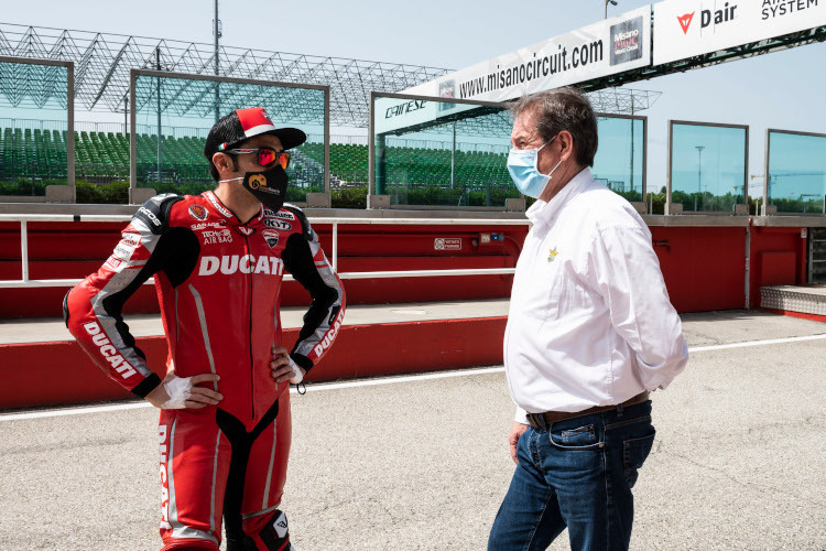 Ducati-Pilot Michele Pirro und FMI-Präsident Giovanni Copioli in Misano