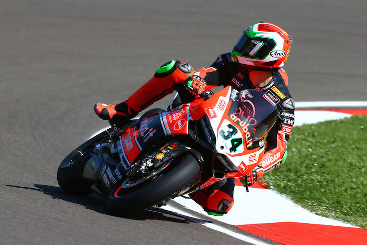 Davide Giugliano begeistert bei seinem ersten Renneinsatz für Ducati 2015