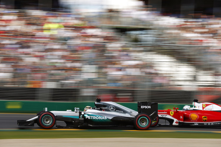 Lewis Hamilton vor Sebastian Vettel im Albert-Park von Melbourne
