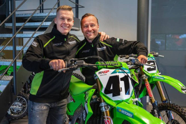 Pauls Jonass (li.) unterschrieb bei Kawasaki