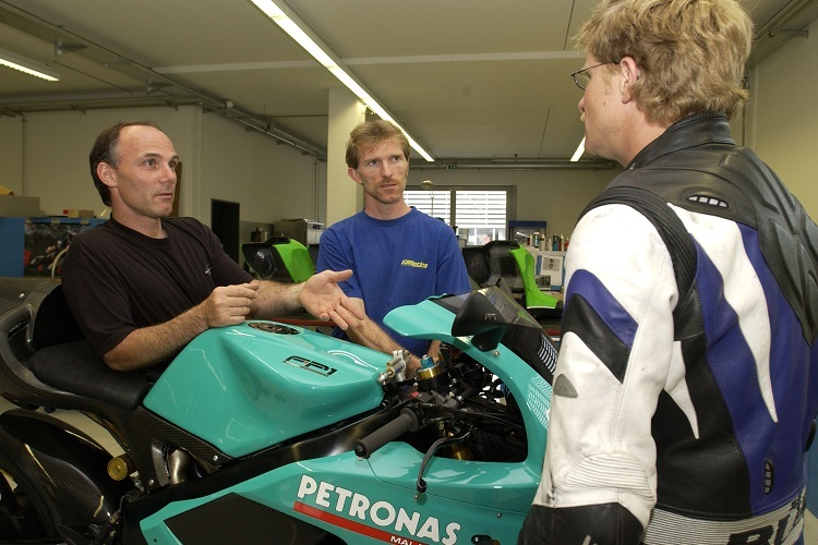 Gequengelt, bis sie die Petronas FP1 schliesslich rausrückten (von links): Motorenbauer Eskil und Simon Suter, Autor Rolf Lüthi 
