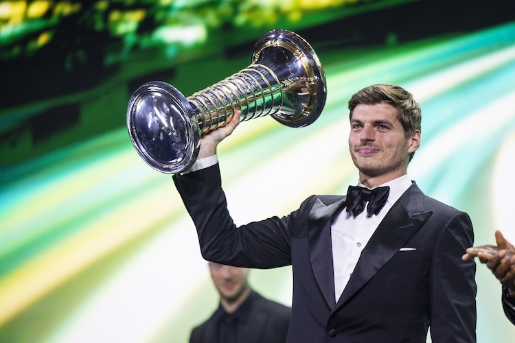 Max Verstappen nahm in Kigali seine WM-Trophäe persönlich entgegen