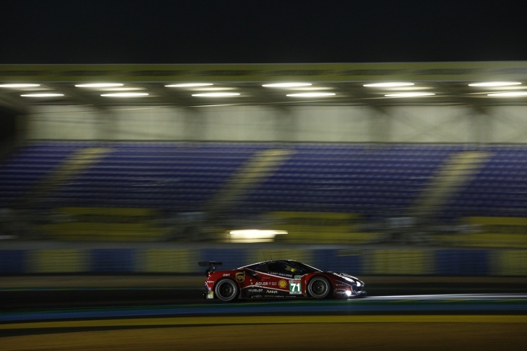 Der Ferrari von Davide Rigion vor der Dunlop-Tribuene