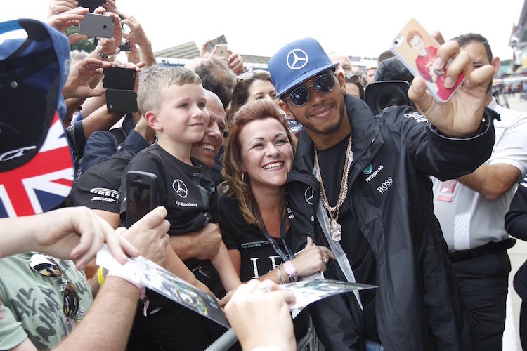 Lewis Hamilton mit Fans in Silverstone