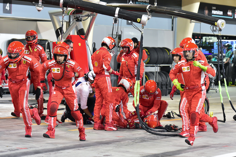 Kurz nach dem missglückten Reifenwechsel bei Ferrari im Bahrain-GP