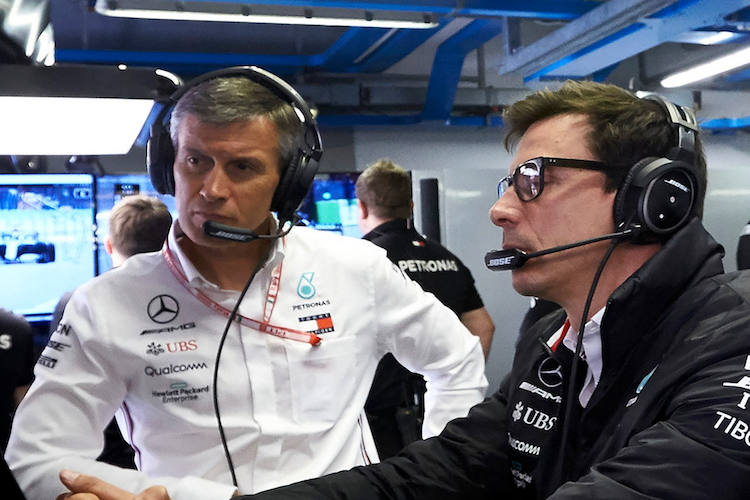 Mercedes-Betriebsleiter Rob Thomas mit Teamchef Toto Wolff